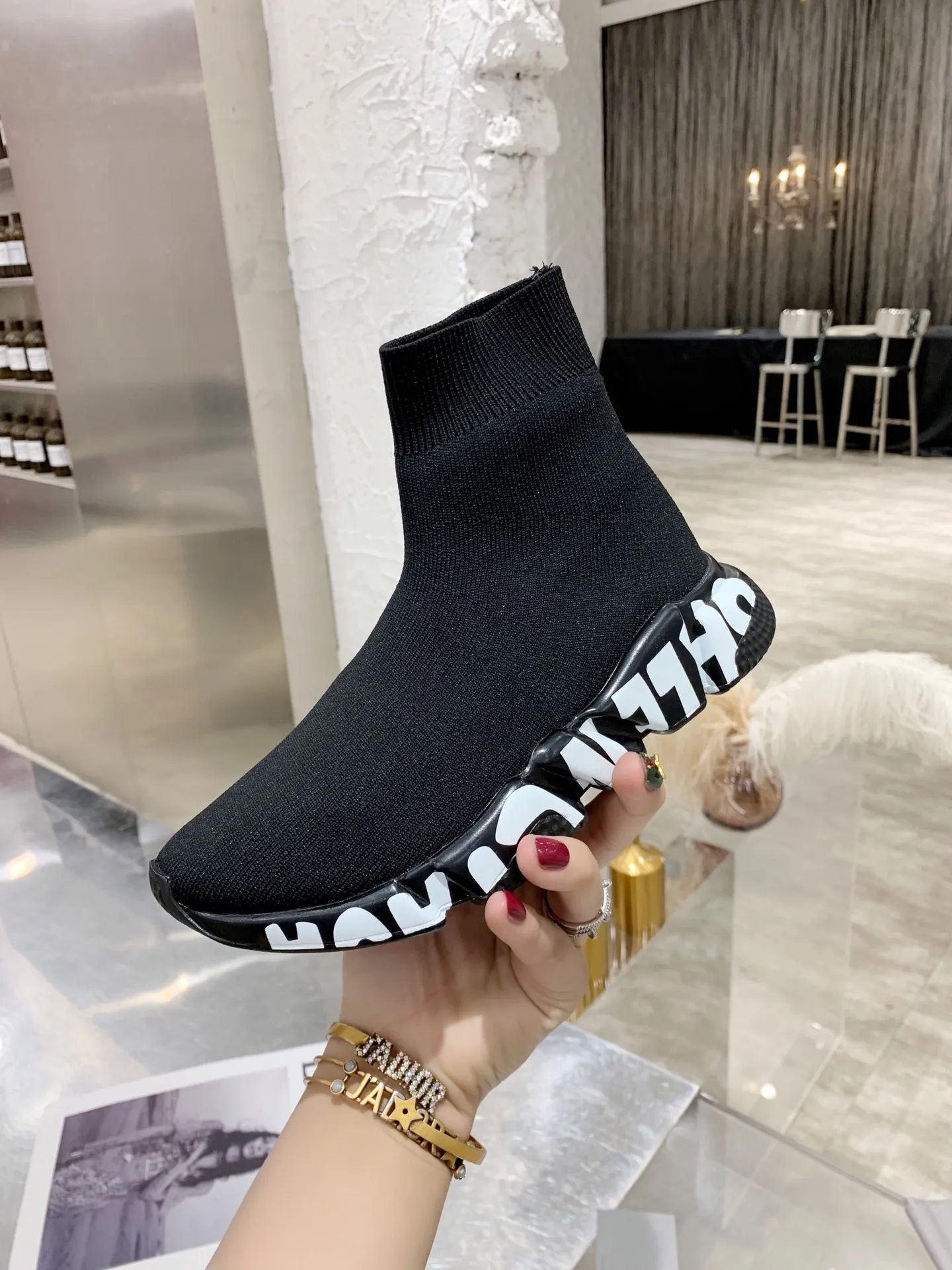 👟👟Ex-factory price 420👟👟 [Ready stock top version vacuum outsole] Balenciaga 👣Size: 35 36 37 38 39 40 41 42 43 44 45 [Socks in original packaging delivered] 🔥Balenciaga's "Speed" High-top sock-style sneakers are instantly recognizable and have ever-lasting popularity. This item is made in Italy from stretch knitted fabric. The rubber sole has excellent elasticity. Only half of the brand name printed on it is visible. Compared with the previous exaggerated and eye-catching style, it has a sense of "half-covering the face as if holding a pipa", and the brand's ingenuity in innovating the logo printing trend can also be seen.